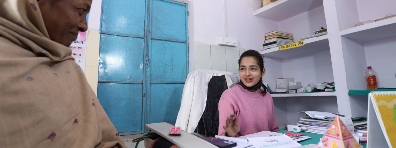 Healthworker Divya works with a client to advance SRHR in India.