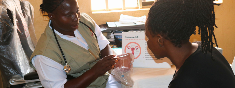 Healthworker Divya works with a client to advance SRHR in India.